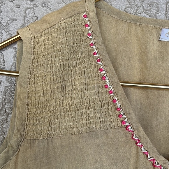 Solitaire Los Angeles Floral Embroidered & Smocked Detail Ombre Sleeveless Top - Picture 4 of 9